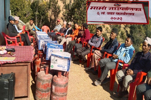 दिवा खाजा कार्यक्रमलाई ब्यवस्थापन गर्न ग्याँस सिलिण्डर र चुलो बितरण